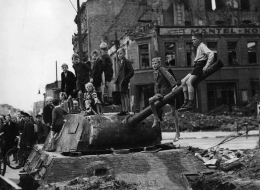 Berlino, 1945. Un gruppo di ragazzini gioca in un sito bombardato, a cavallo di un carro armato distrutto