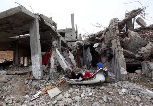 Bambini palestinesi giocano tra i detriti di una casa distrutta durante i bombardamenti israeliani. Siamo a Gaza, nel quartiere Shujaiyya, 6 gennaio 2015